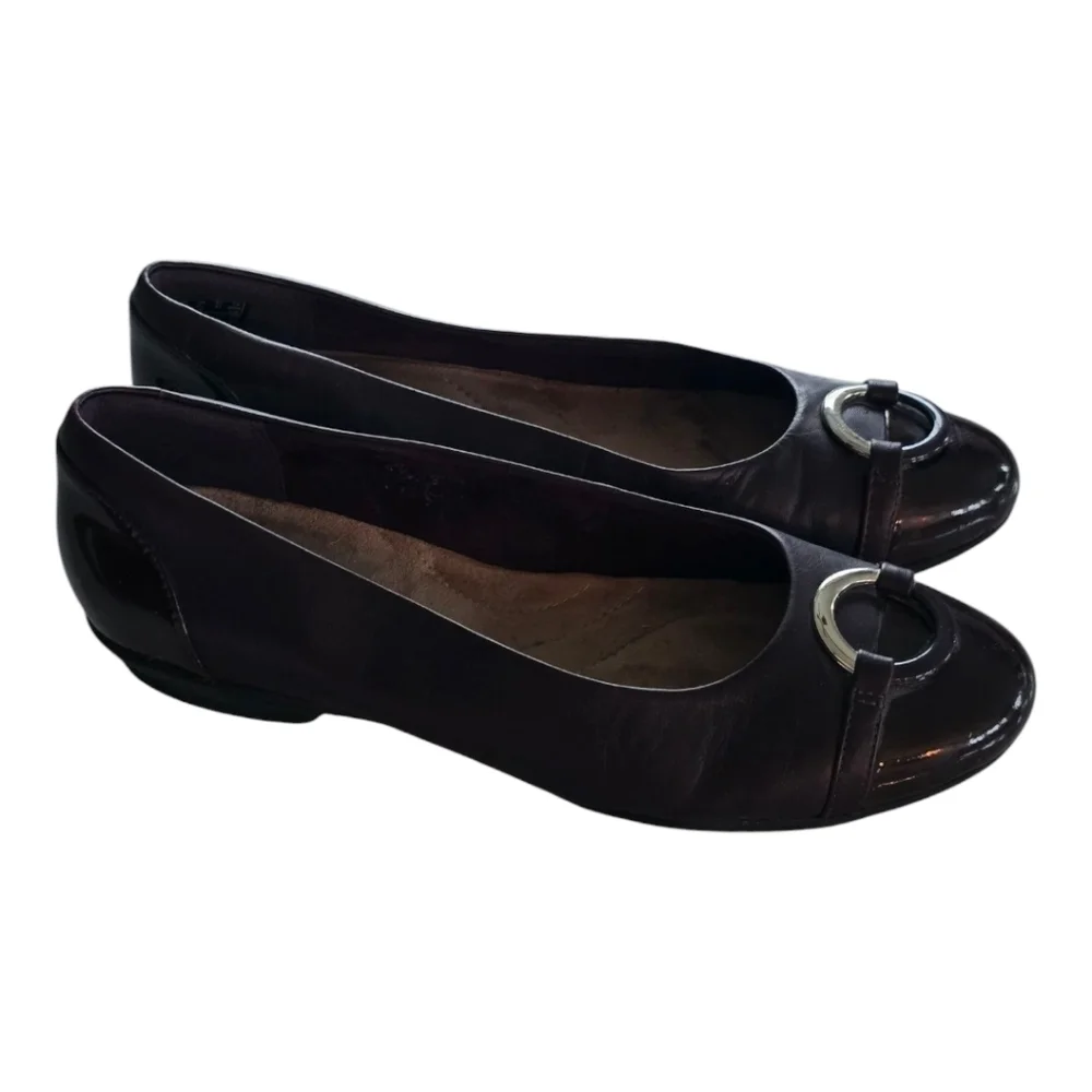 Clarks Womens Leather Slip-On Flats 9.5 Buckle Detail Burgundy Exellent